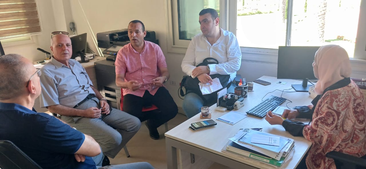 اجتماع لمناقشة الإجراءات المتخذة للكشف الطبي على الطلاب الجدد