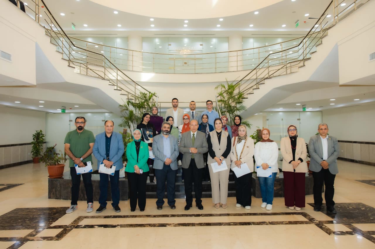 رئيس الجامعة يكرم فريق عمل الأنشطة الطلابية لفوز الجامعة بالمركز الأول على مستوى الجامعات الأهلية