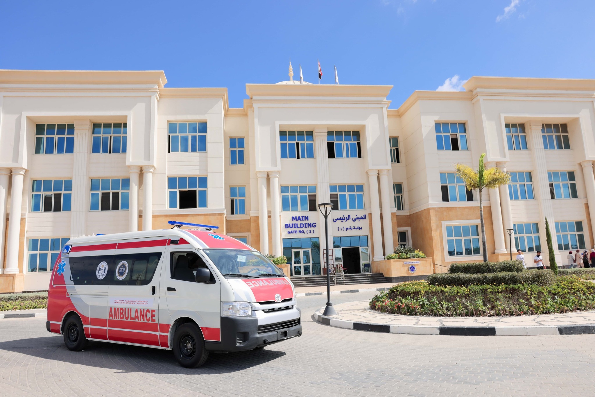 رئيس جامعة المنصورة الأهلية يتفقد سيارة الإسعاف الجديدة لدعم المنظومة الطبية بالحرم الجامعي