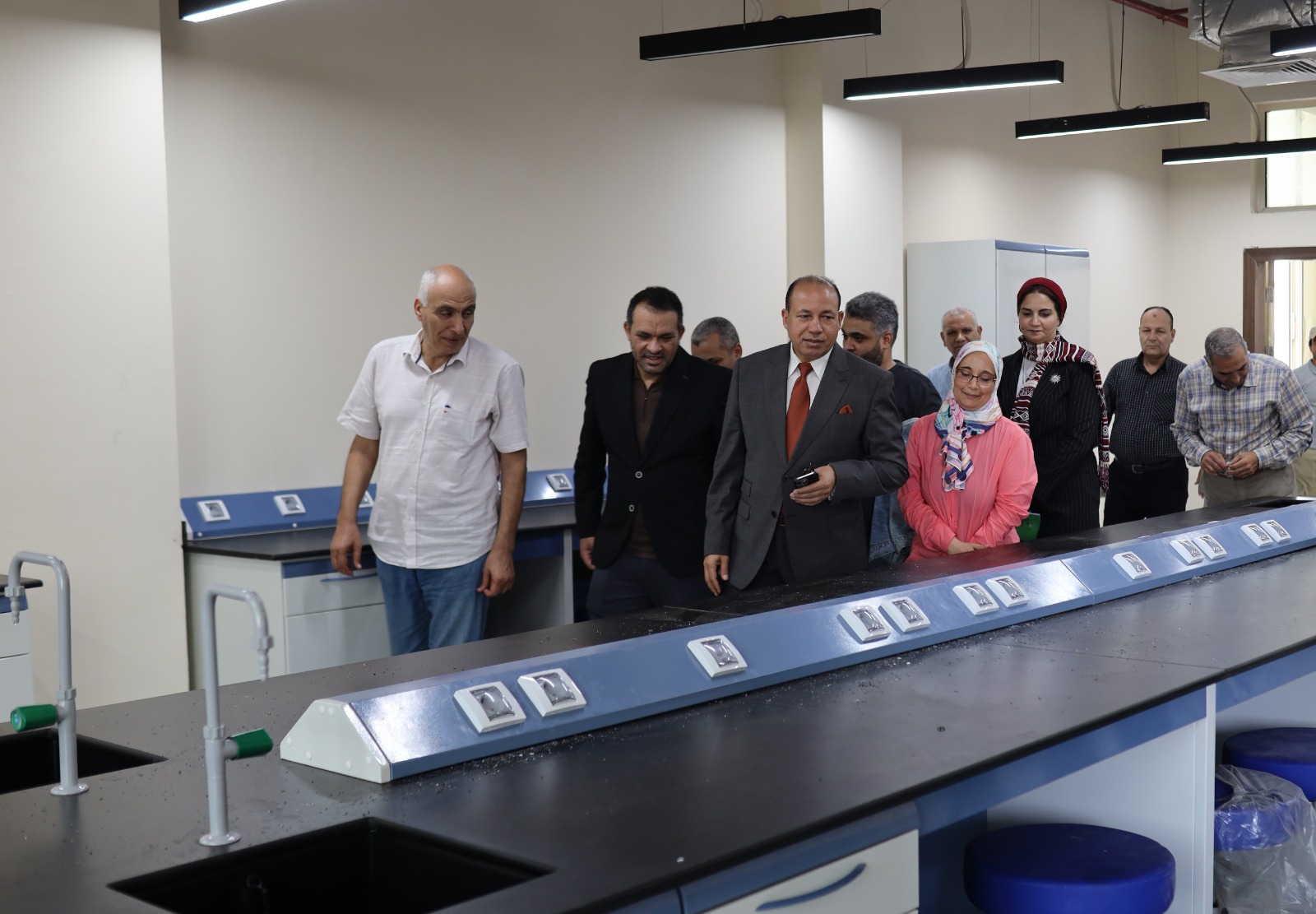 رئيس جامعة المنصورة الأهلية يتابع انتظام العملية التعليمية وأعمال امتحانات منتصف الفصل الدراسي الأول ويتفقد تجهيزات مبنى المعامل المركزية